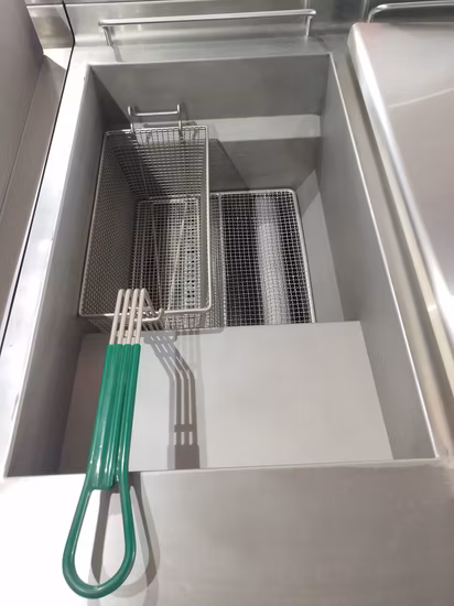 Free Standing Commercial Kitchen Equipment Electric Fryer with Cabinet Fryer for Meat and Food French Fire Computer Digital Control 2tank 4basket with Timer